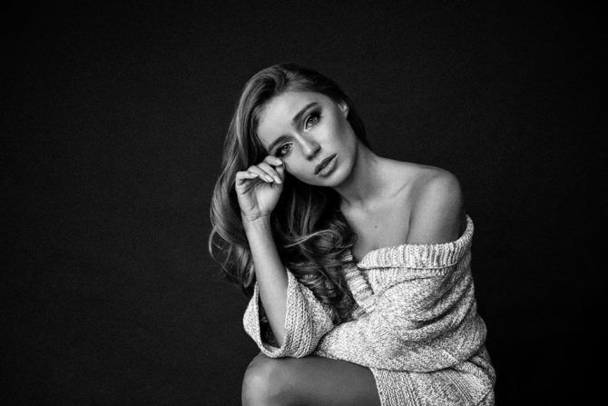 Арина Постникова фотография в свитере