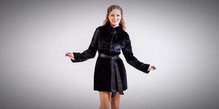 Девушка в полушубке из норки и мутона