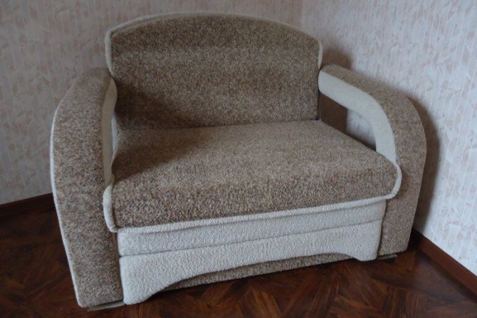Диван с обивкой из ткани букле