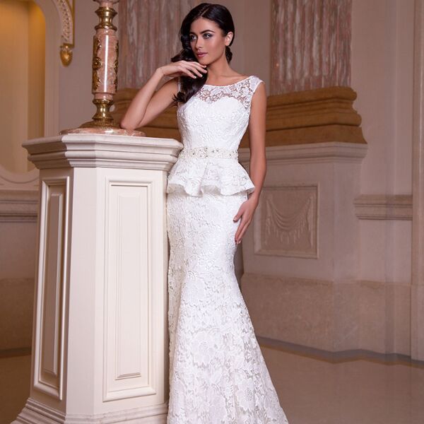 Фото прямого белого платья невесты из атласа с кружевом