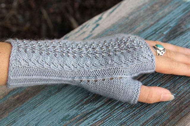 Фото вязанные митенки спицами с бусинками