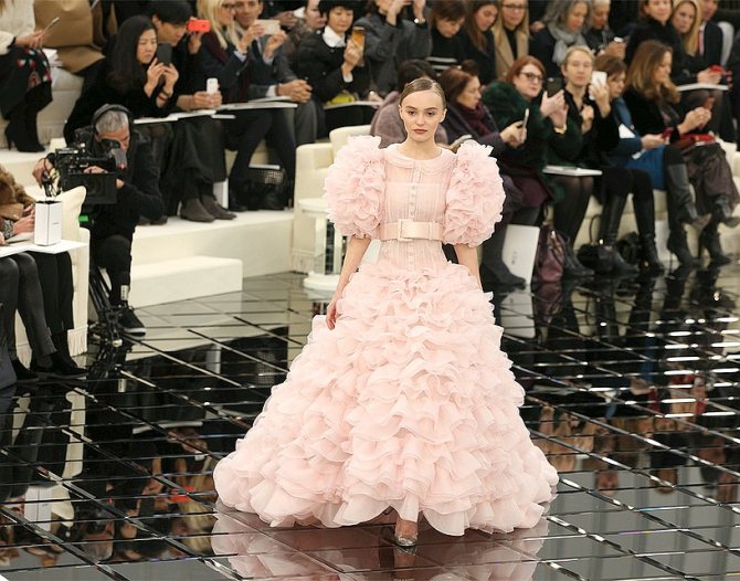 Лили-Роуз Депп на показе Chanel сезона весна/лето 2020. Фото: GLOBAL LOOK PRESS