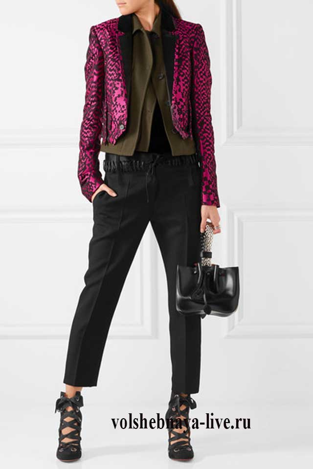 Малиновый пиджак плюс брюки хаки