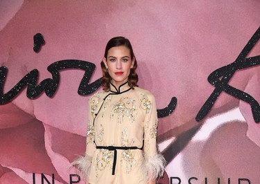 «Модель года» Хадид-старшая, драматичная Кэмпбелл и яркая Хайек на British Fashion Awards-2016