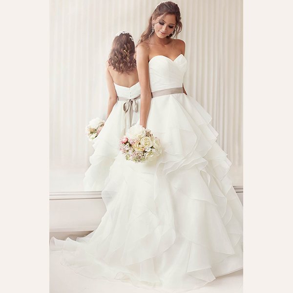 Невеста в свадебном платье с атласной лентой