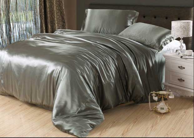 постельное белье из серебристого атласа