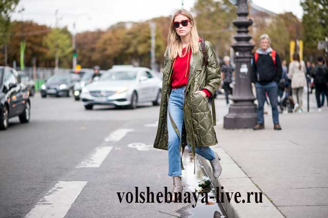 Сочетание парки цвета хаки и красного свитера